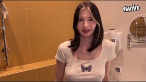 พี่ชายเย็ดปากน้องสาวโหด ๆ จนน้ำแตกทะลักคาปาก แล้วโดนอ้อนขอชุดว่ายน้ำใหม่เป็นค่าตอบแทน