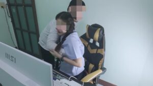 น้องม.ปลายเงี่ยนหี ดูหนังAVเงียบๆ โดนพี่ชายใหญ่จับเย็ดสดซอยหีแตกในเสียงดังลั่นห้อง
