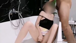 คลิปหลุด OnlyFans สาวหุ่นดีนมใหญ่โดนแฟนจับเย็ดสดในห้องน้ำ ซอยหีกระแทกแรงน้ำเงี่ยนพุ่งกระจาย