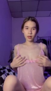 คลิปหลุด OnlyFans น้องหีเนียนยกตูดโชว์รูชมุด ท่าหมาโยกเอวกระแทกยับ เงี่ยนน้ำแตกคาหน้า